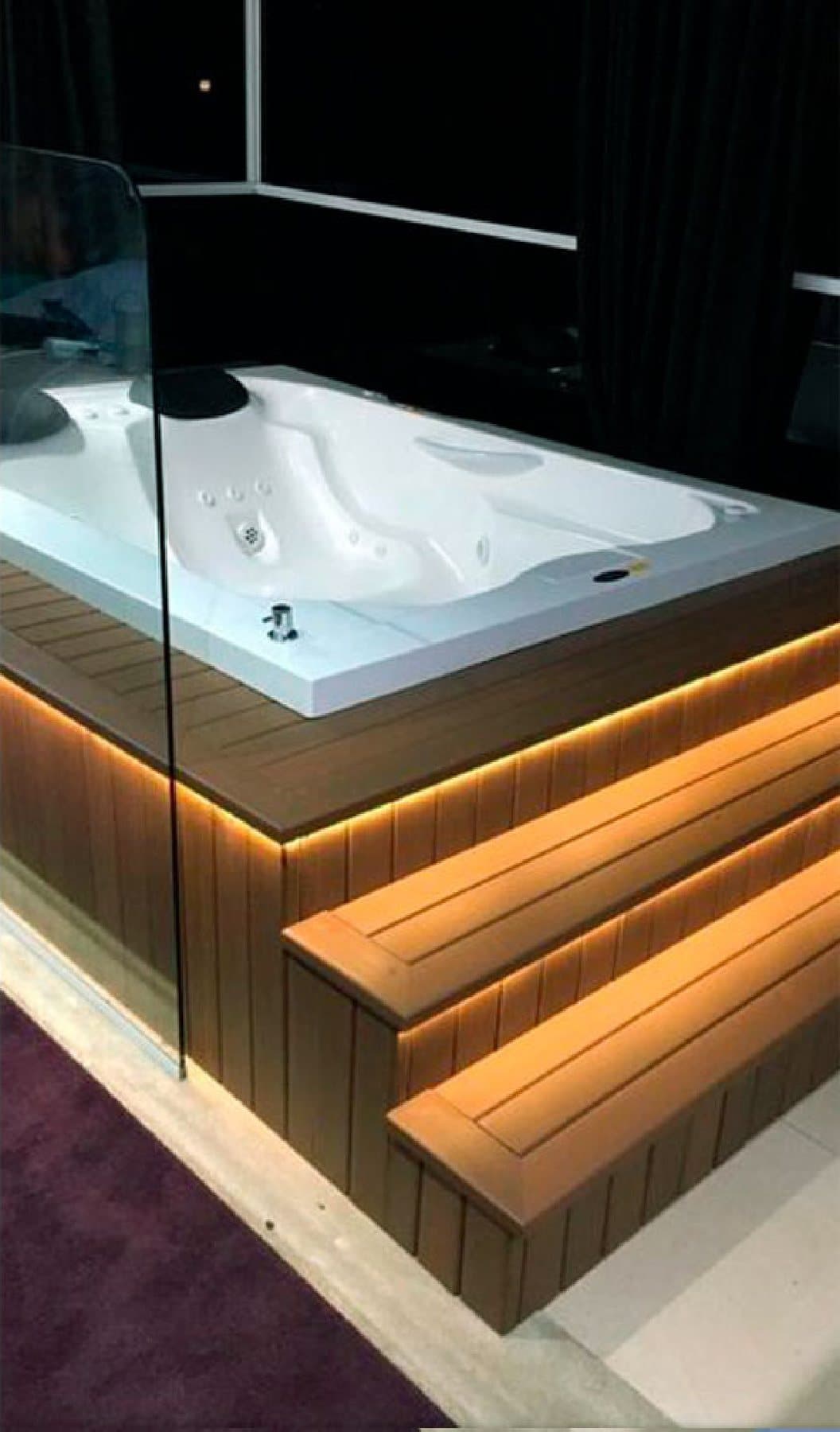 Escada e deck em madeira plástica com spa