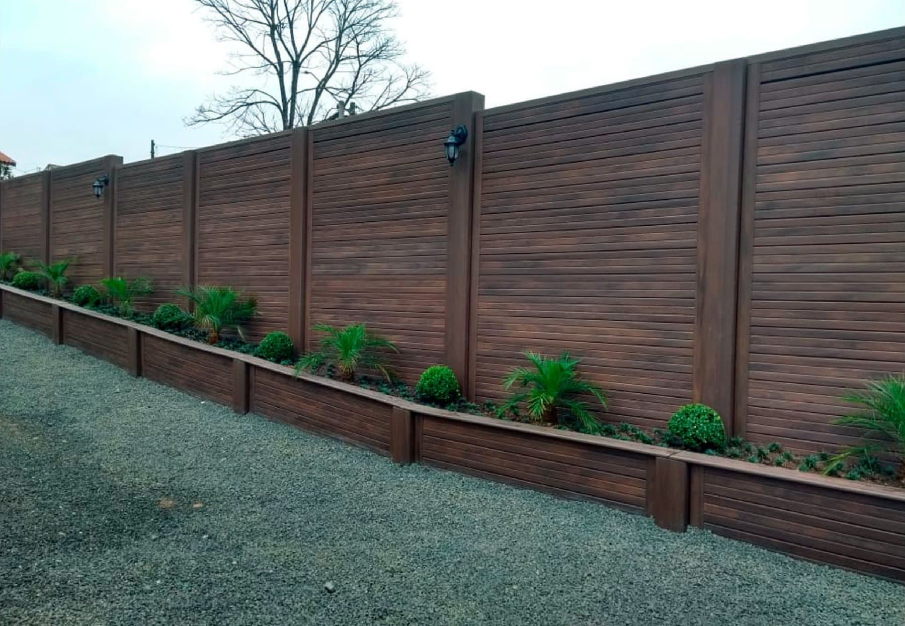 Muro com painel de madeira plástica IN BRASIL