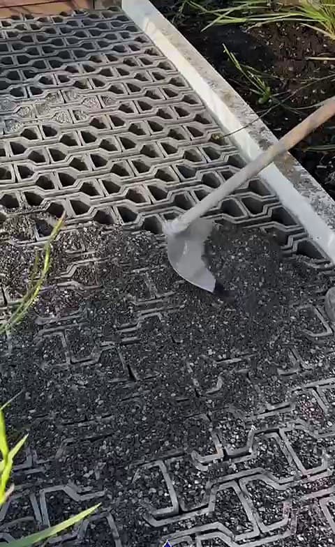 Nivelamento do pedrisco no paver ecológico