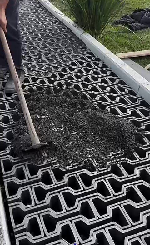 Preenchimento do paver ecológico com pedrisco