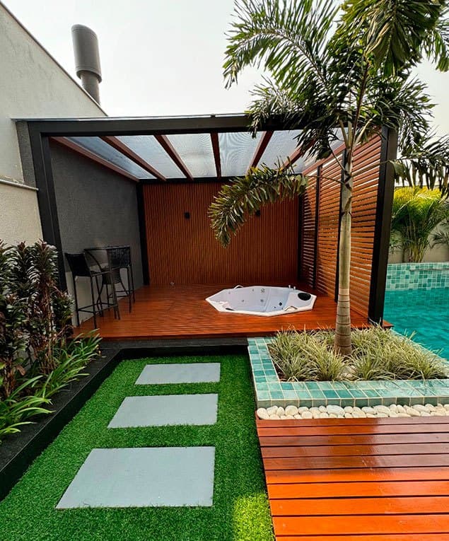 Deck e painel de madeira plástica em jardim