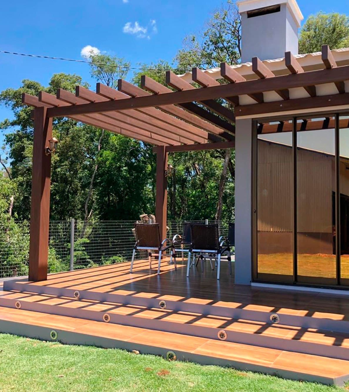 Varanda com deck de madeira plástica
