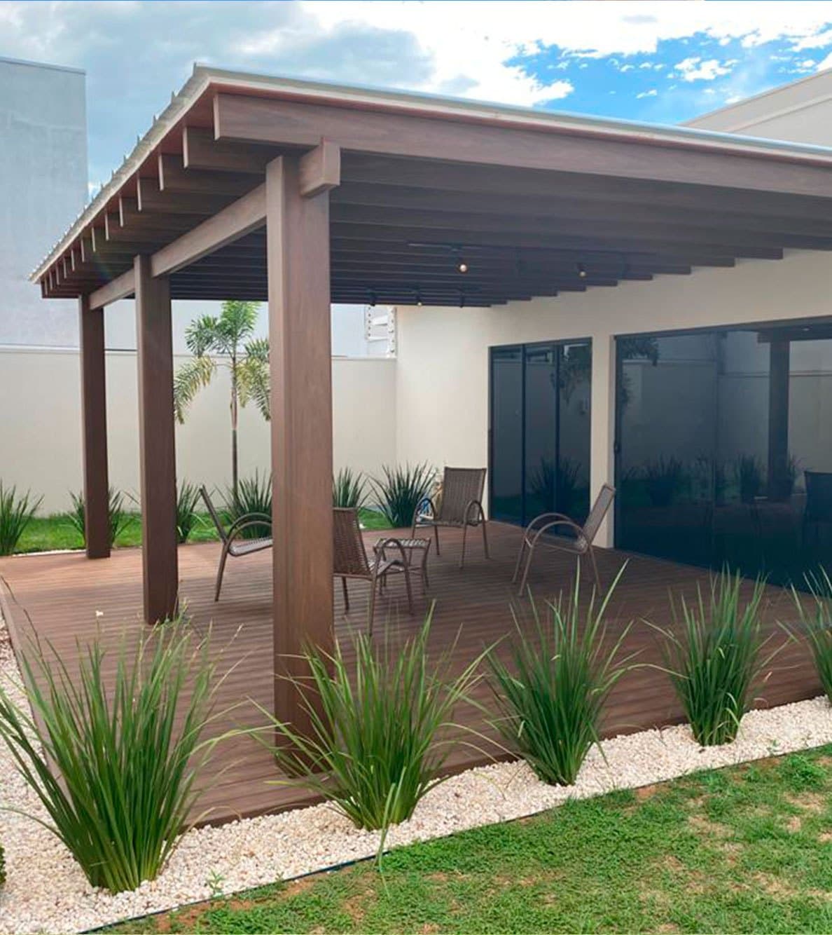 Pergolado com cobertura e deck IN BRASIL