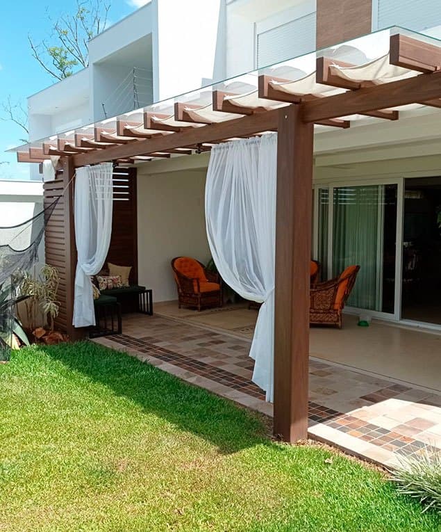 Pergolado de madeira plástica com cortinas
