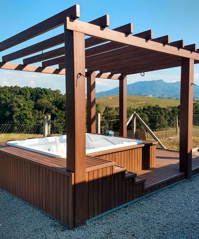 Pergolado e deck de madeira plástica com spa