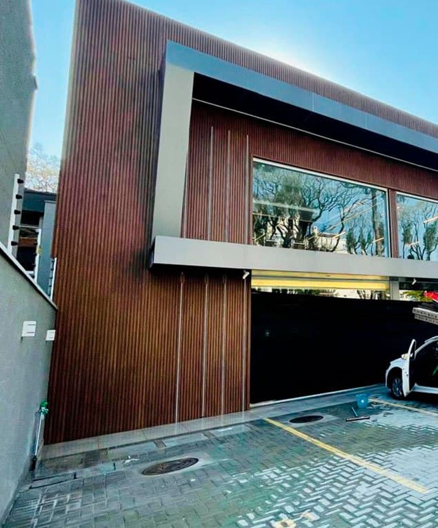 Fachada e garagem com ripado IN BRASIL