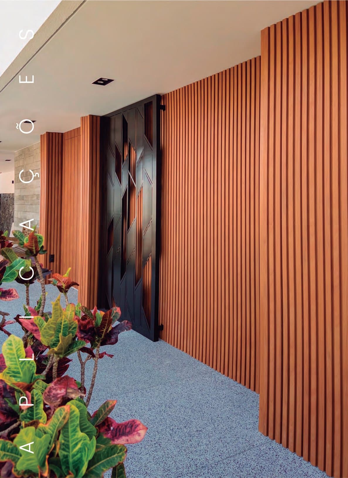 Painel ripado de madeira plástica em ambiente interno